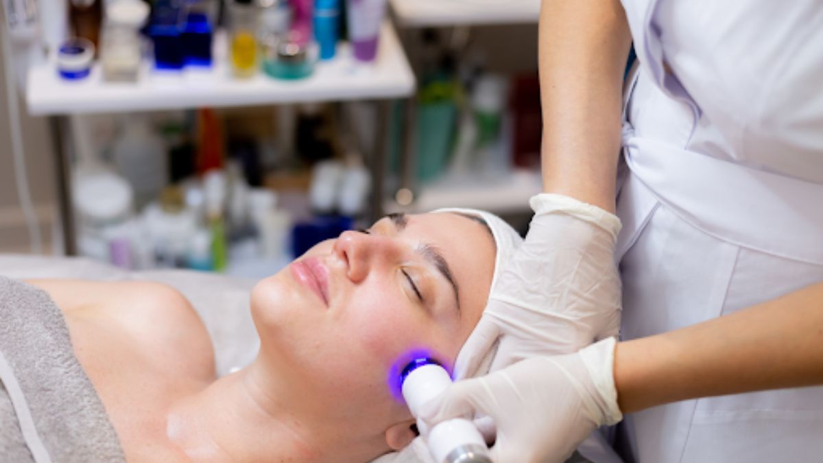 How Anti-Hair Loss Treatment Benefits from LED Sessions